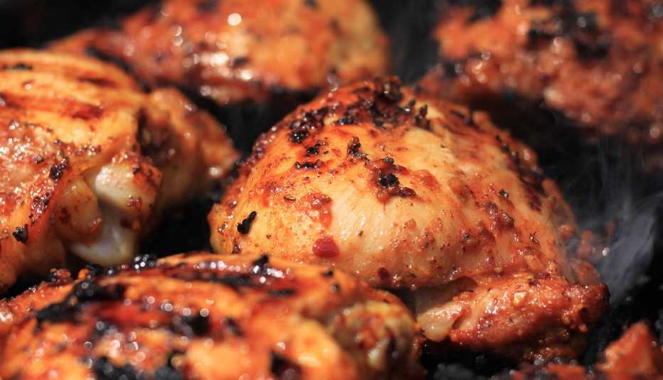 Caderas de pollo a la parrilla con salsa picante Caderas de pollo a la parrilla con salsa picante