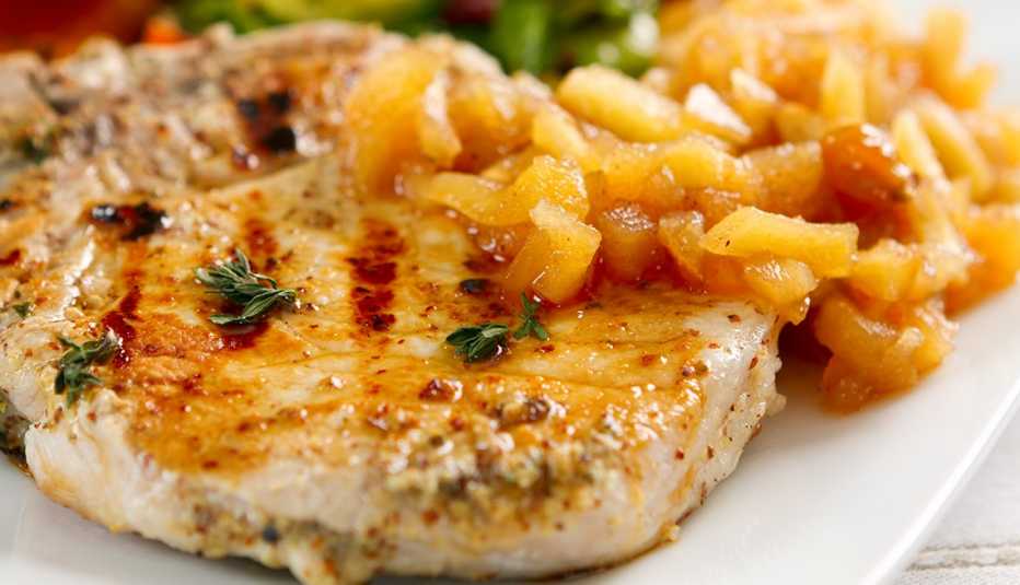 Chuletas de cerdo con salsa de manzana y nueces Chuletas de cerdo con salsa de manzana y nueces