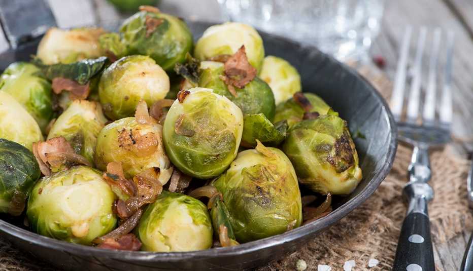 Coles de Bruselas con cebolla caramelizada y vinagre balsámico