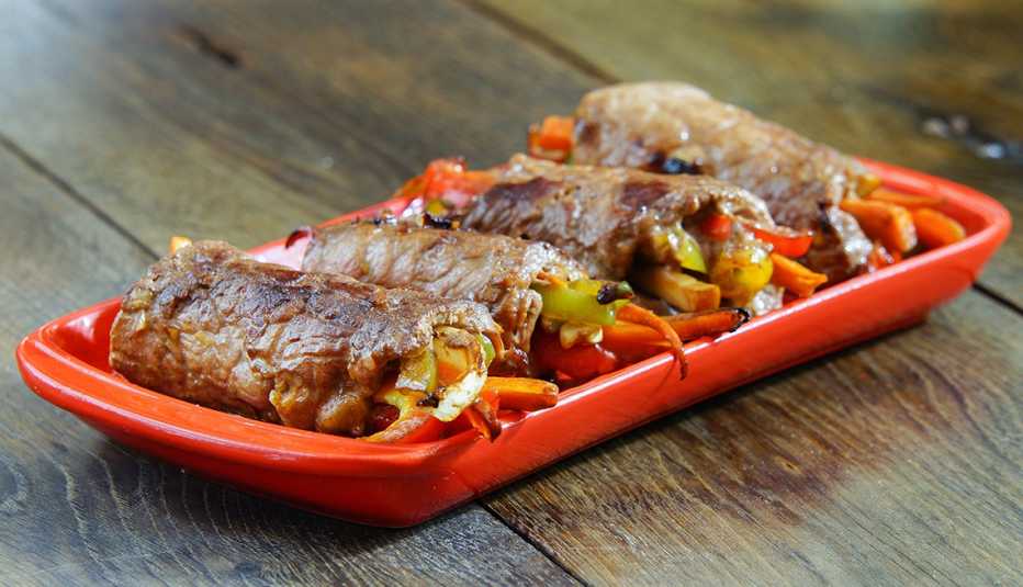 Rollos de filetes de falda rellenos con vegetales