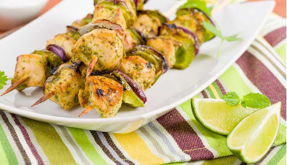 Pinchos de pollo marinados con un toque de miel