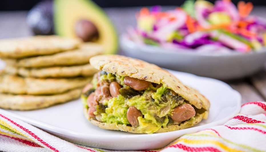 Gorditas de frijoles, jalapeño y aguacate