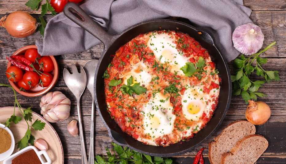 Shakshuka en sartén servida en la mesa Shakshuka en sartén servida en la mesa