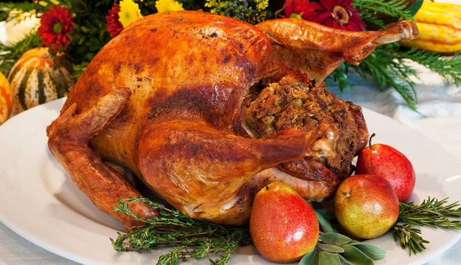 Pavo al horno relleno de peras y anís estrellado