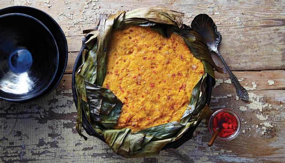 Tamalón - Pastel de tamal relleno de pollo con adobo de chile ancho
