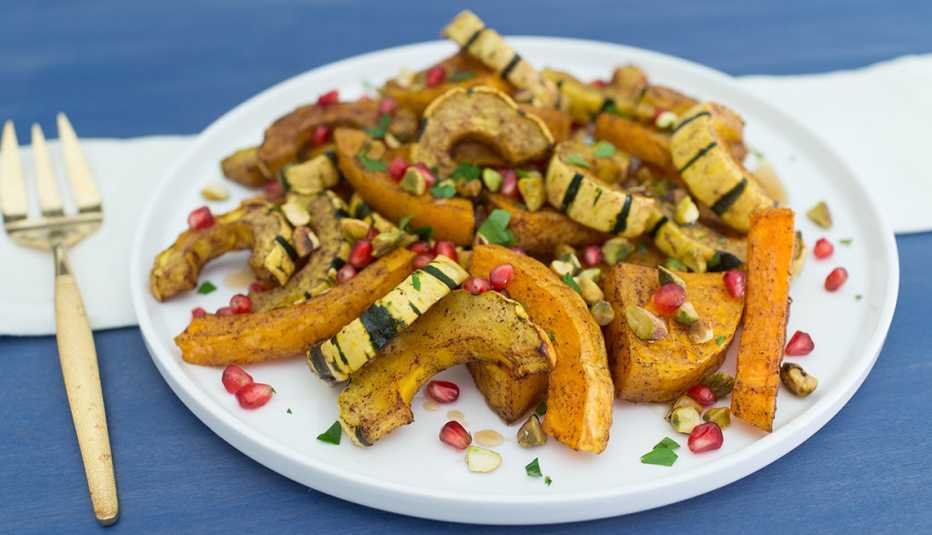 Zapallo asado picante con pistachos y semillas de granada Zapallo asado picante con pistachos y semillas de granada