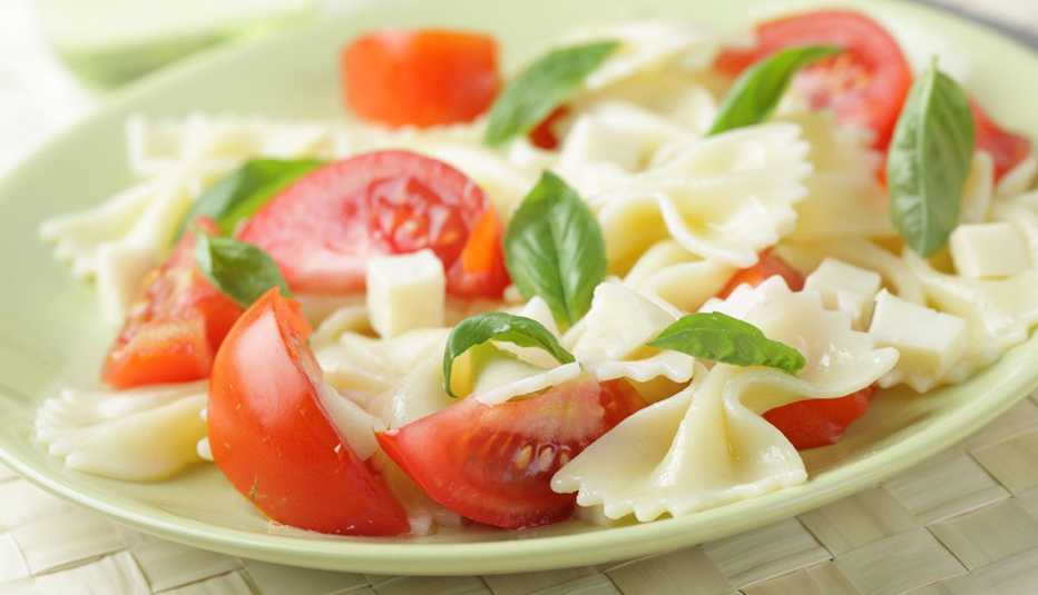 Ensalada de pasta y tomate