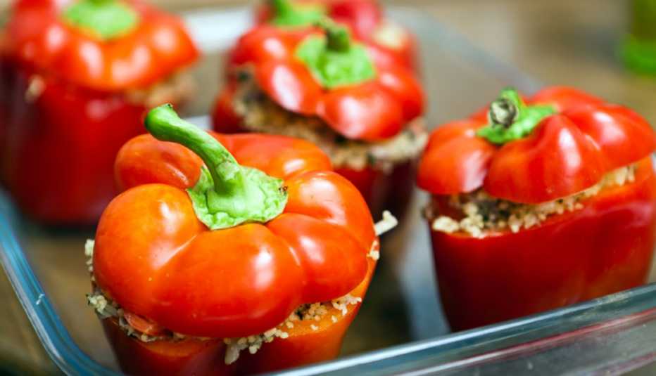 Pimientos rellenos en un recipiente de vidrio