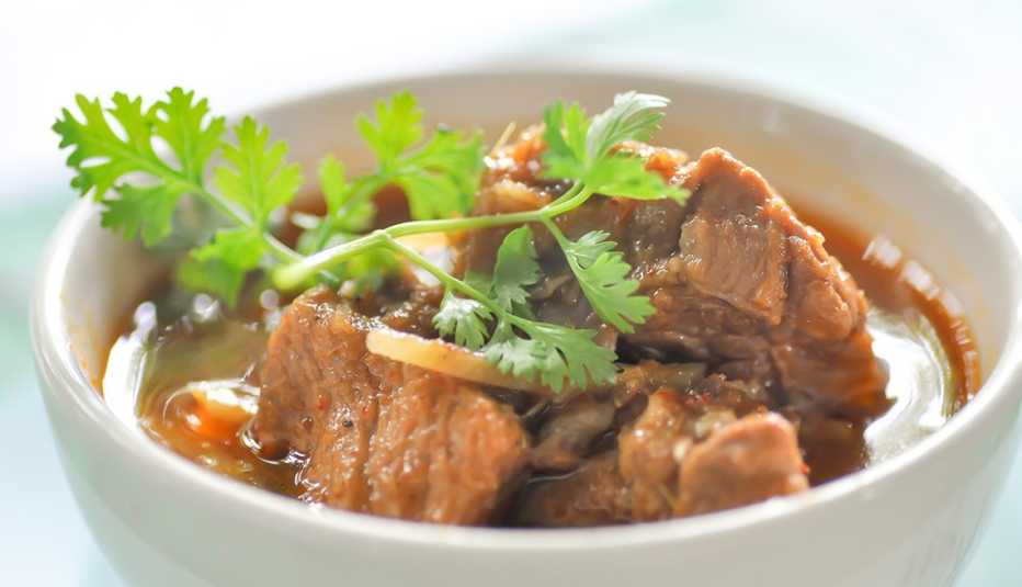 Asopao de cerdo estilo hallaca con ensalada de ajo porro Asopao de cerdo estilo hallaca con ensalada de ajo porro