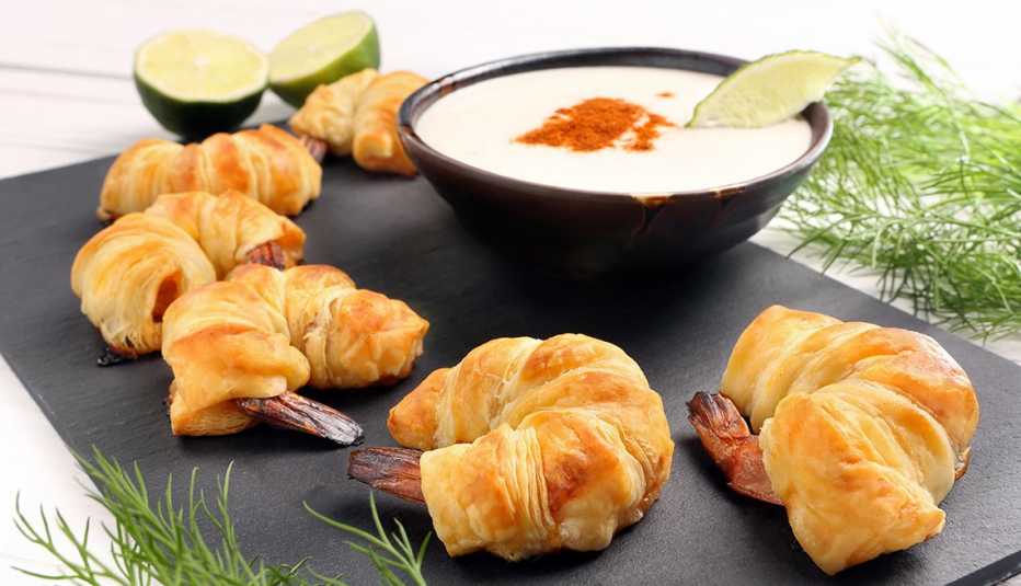 Camarones envueltos con hojaldre servidos en un plato