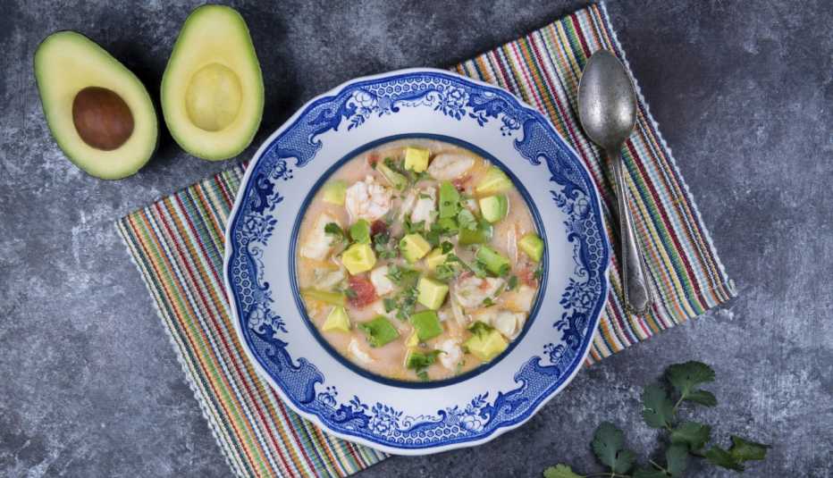 Guiso brasileño de mariscos y aguacate