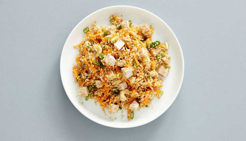 Ensalada de pollo con quinua y mayonesa de chipotle