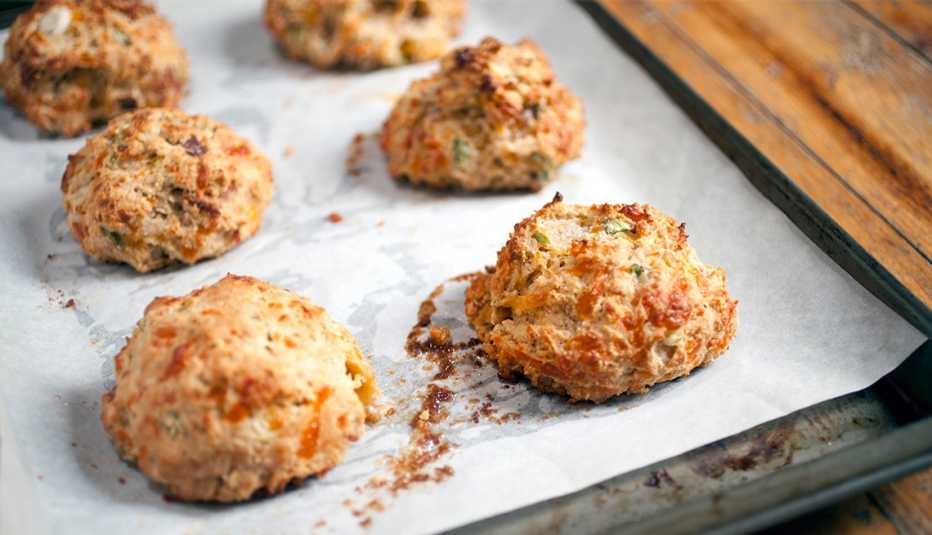 Panecillos con jalapeños, queso y tocineta Panecillos con jalapeños, queso y tocineta