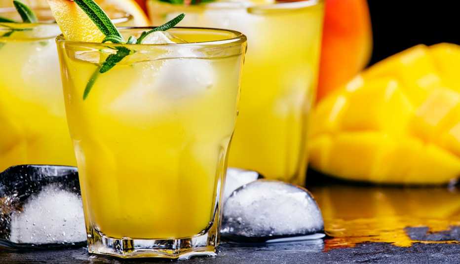 Jugo de mango, jengibre y lima