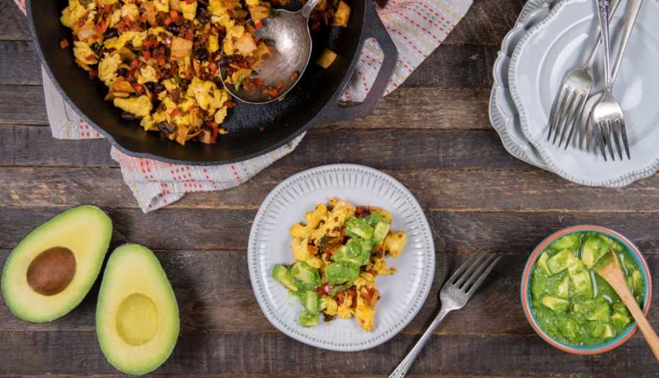 Migas con salsa de aguacate y tomatillo Migas con salsa de aguacate y tomatillo