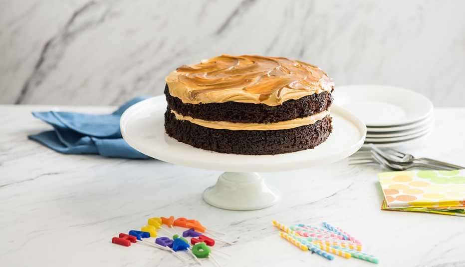 Pastel de chocolate con cubierta de dulce de leche salado