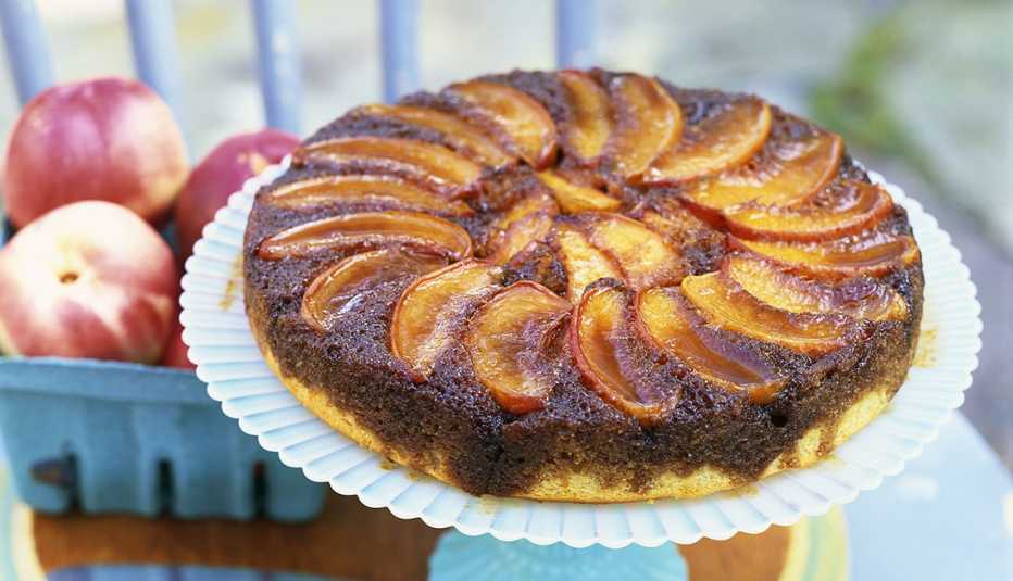 Pastel de melocotón en un plato