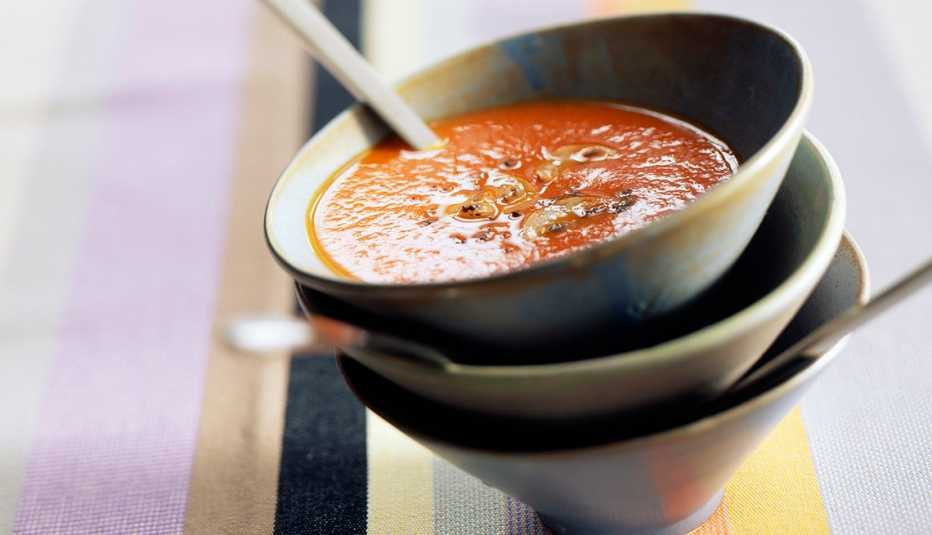 Recipiente de cerámica con ración de sopa seca. Recipiente de cerámica con ración de sopa seca.