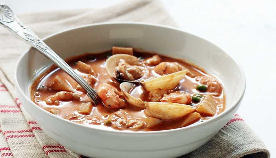 Sopa fragante de mariscos con caldo de chocolate Sopa fragante de mariscos con caldo de chocolate