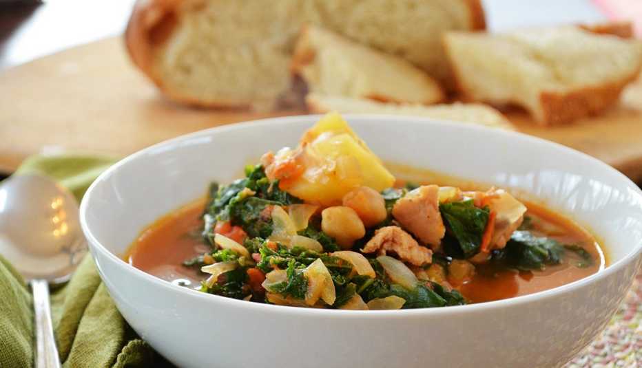 Sopa portuguesa, tomates, caldo