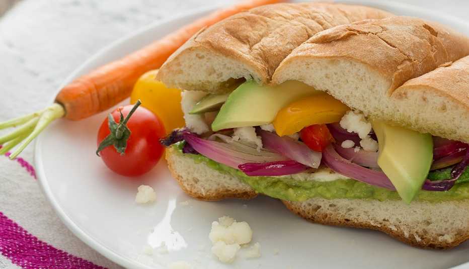 Torta de pavo con salsa picante de aguacate 
