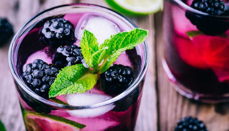 Mojito de albahaca y zarzamora 