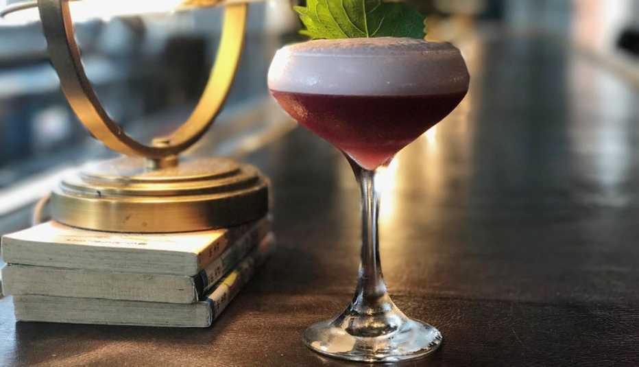 Mocktail Dragonfly sobre la mesa