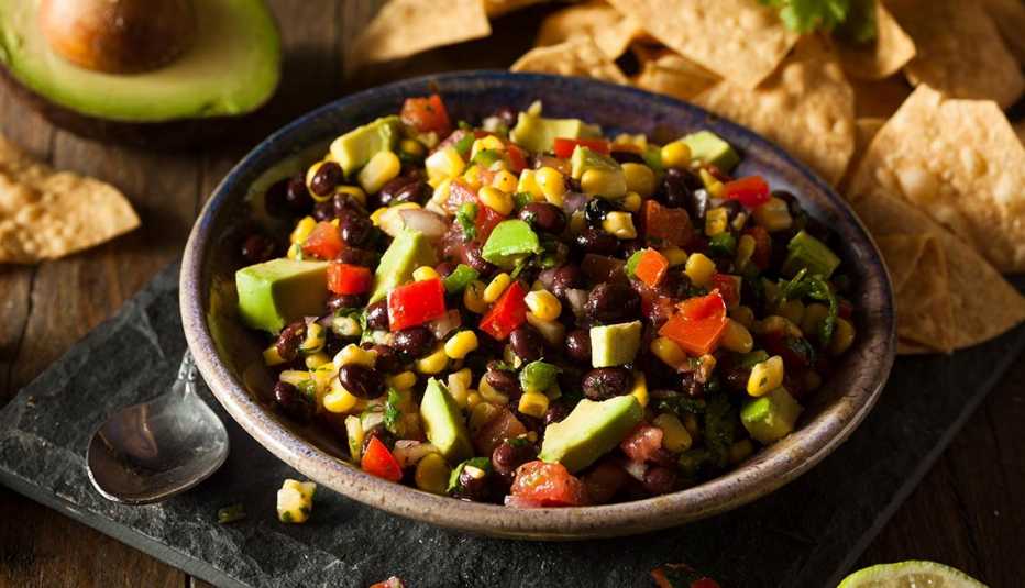 Dip de frijoles, maíz y pimientos