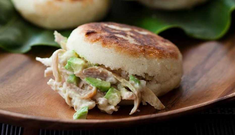 Arepas rellenas con reina pepiada