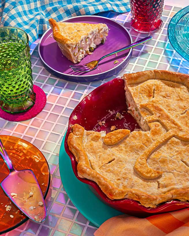 Mes servida con varios pasteles y uno tiene como diseño el símbolo de Pi Mes servida con varios pasteles y uno tiene como diseño el símbolo de Pi