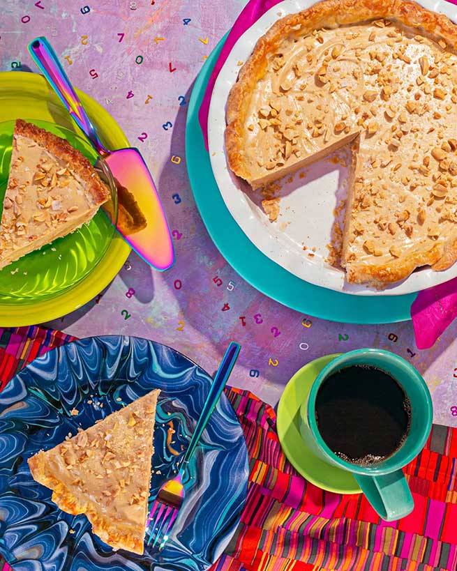 Pastel de mantequilla de maní y café sobre una mesa