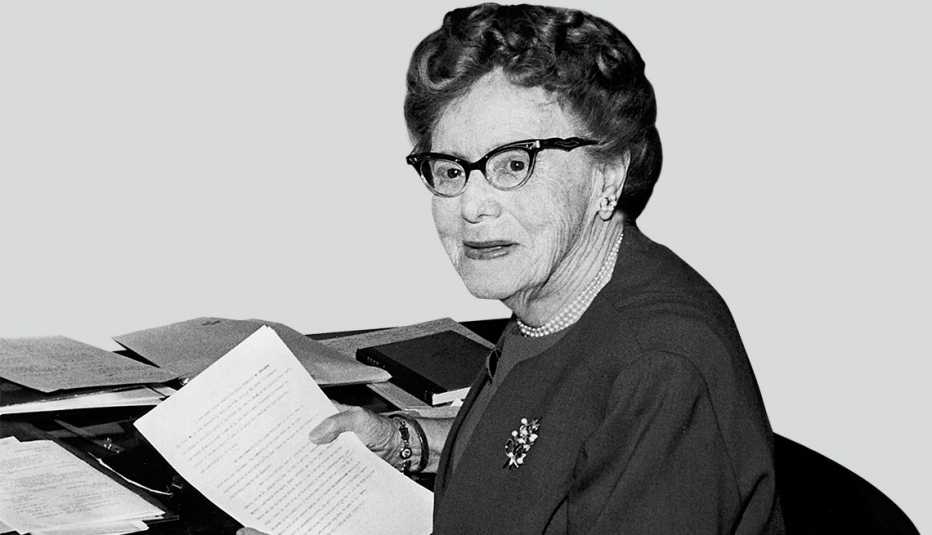 Ethel Percy Andrus con documentos en mano