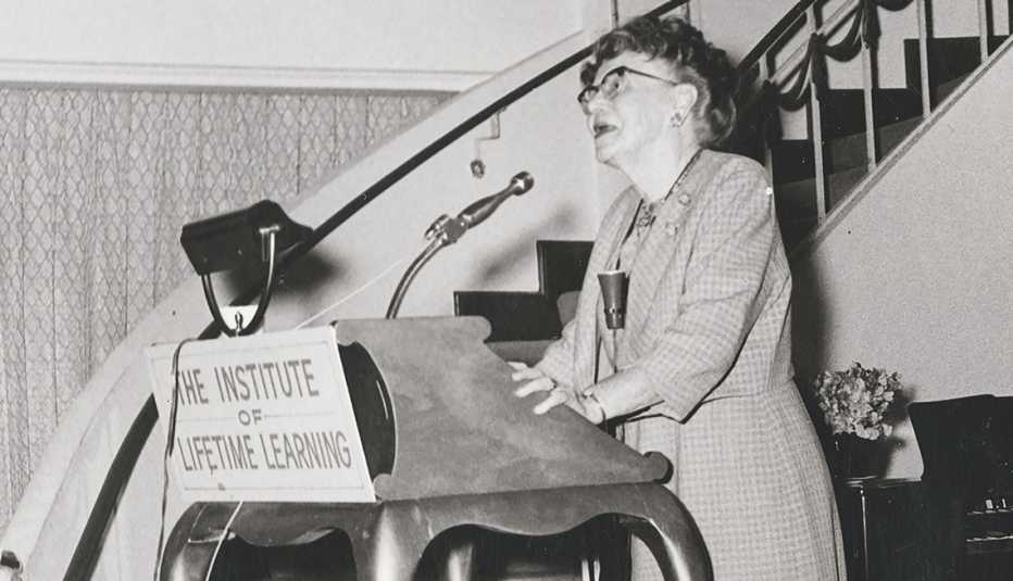 La Dra. Ethel Percy Andrus da un discurso sobre el instituto de aprendizaje, "The Institute of Lifetime Learning".