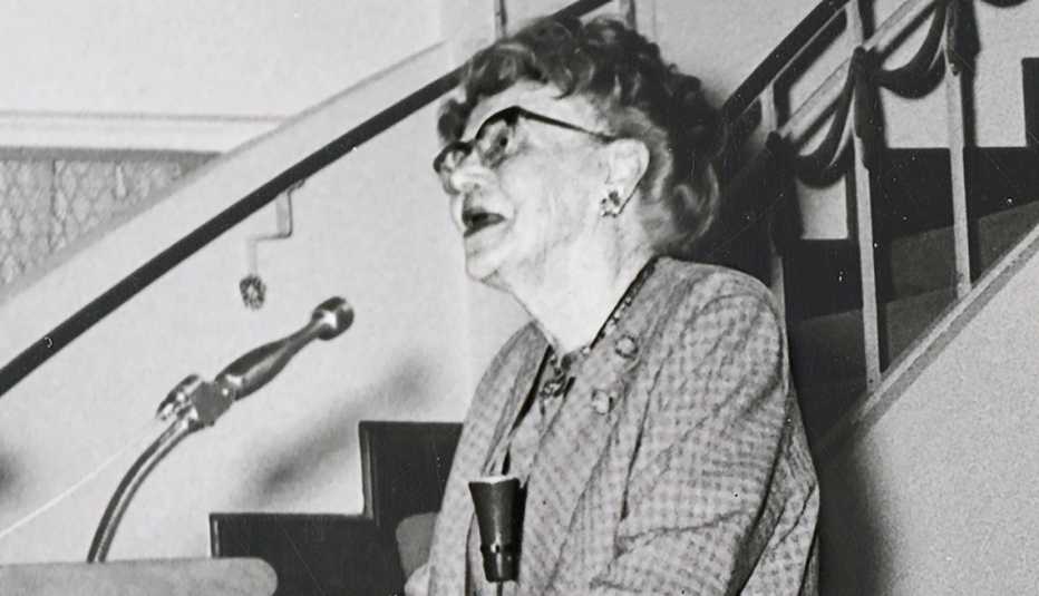 Dr. Ethel Percy Andrus dando un discurso