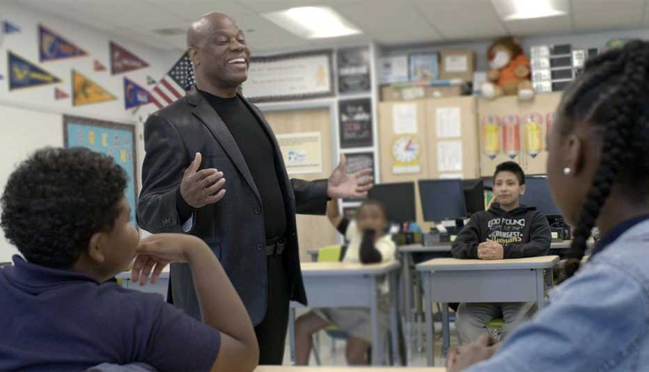 Wintley Augustus Phipps, ganador del Premio Propósito de AARP, habla con niños en una escuela. Wintley Augustus Phipps, ganador del Premio Propósito de AARP, habla con niños en una escuela.
