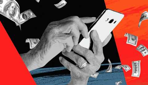 Manos de un hombre sostienen y digitan sobre un teléfono y alrededor vuelan billetes de 100 dólares Manos de un hombre sostienen y digitan sobre un teléfono y alrededor vuelan billetes de 100 dólares