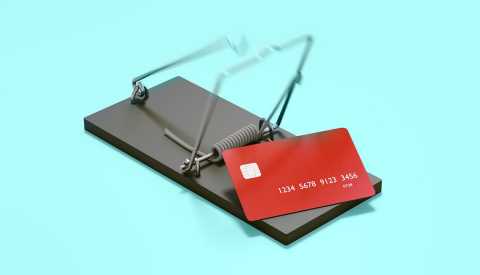 Trampa de ratones con una tarjeta de crédito roja como cebo Trampa de ratones con una tarjeta de crédito roja como cebo