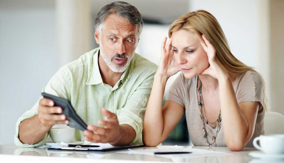Pareja cuadrando sus cuentas Pareja cuadrando sus cuentas