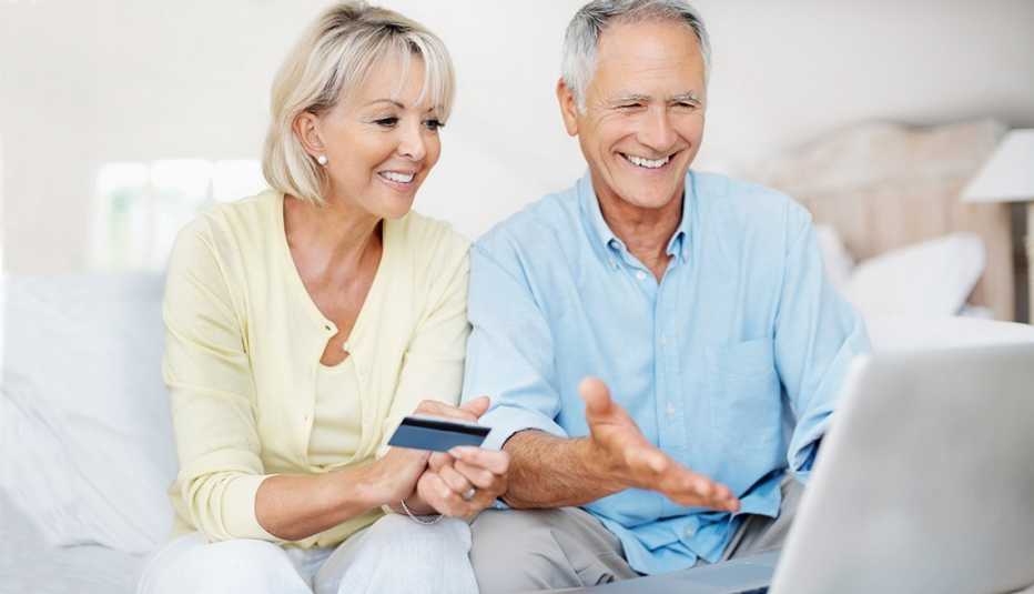 Pareja frente a un computador Pareja frente a un computador