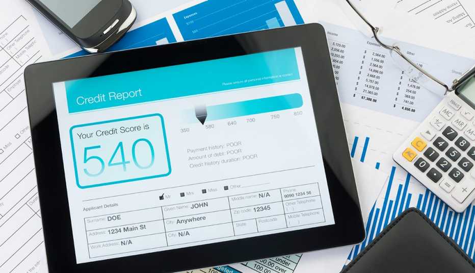 Reporte de crédito en una tableta sobre cuentas en papel. Reporte de crédito en una tableta sobre cuentas en papel.