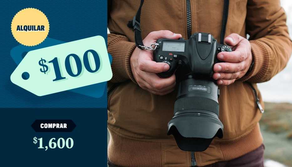 Hombre con cámara fotográfica en las manos