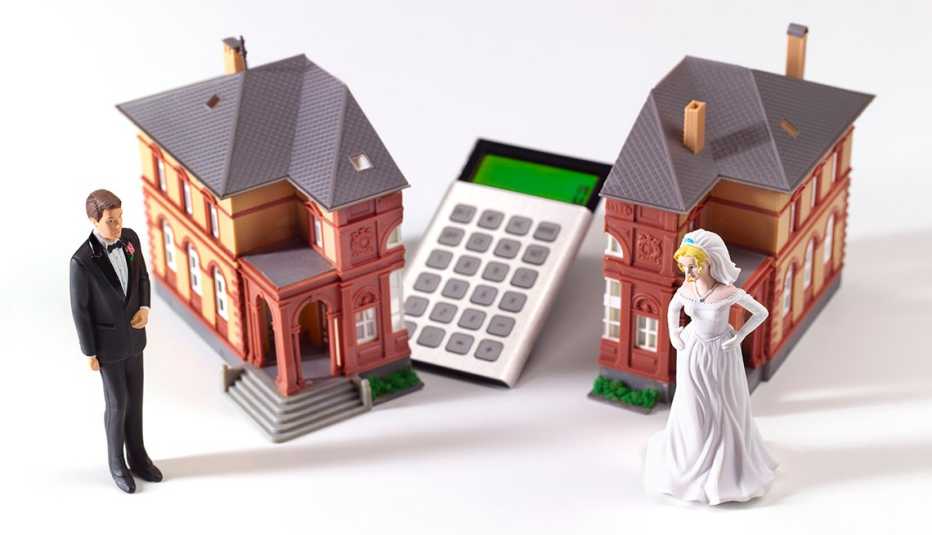 Figuras de una pareja de novios. Cada uno frente a su casa y una calculadora en medio.