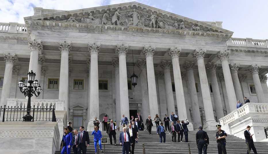 Capitolio  de los Estados Unidos con personas bajando las escaleras.