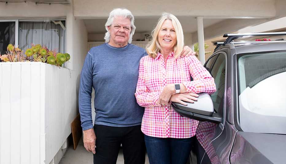 Duwayne y Jan Dunham frente a un vehículo a la entrada de su casa en Playa Del Rey Duwayne y Jan Dunham frente a un vehículo a la entrada de su casa en Playa Del Rey