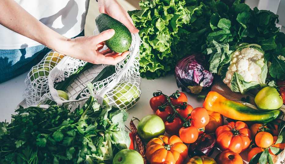 Una mujer organiza vegetales