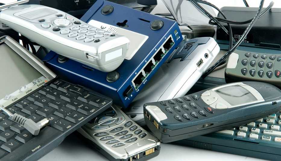 Teléfonos antiguos y otros electrodomésticos apilados
