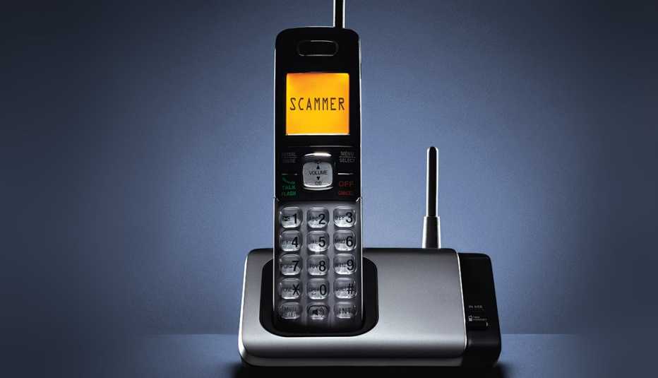 Teléfono inhalámbrico fijo con la palabra scammer &lsquo;estafador&rsquo; en la pantalla - Cuidado con las nuevas estafas