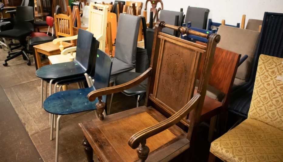 Sillas usadas en una tienda que vende artículos de segunda mano