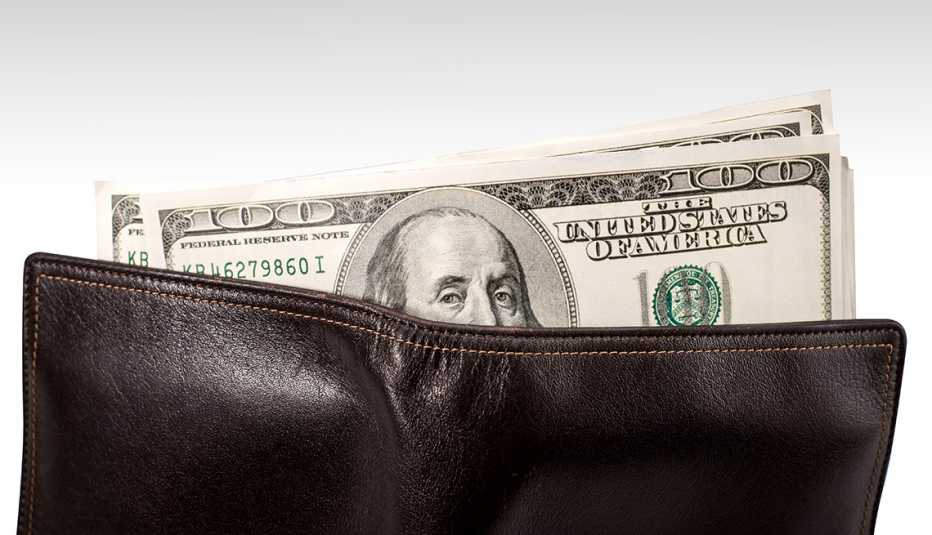 Billetera con billetes de 100 dólares.