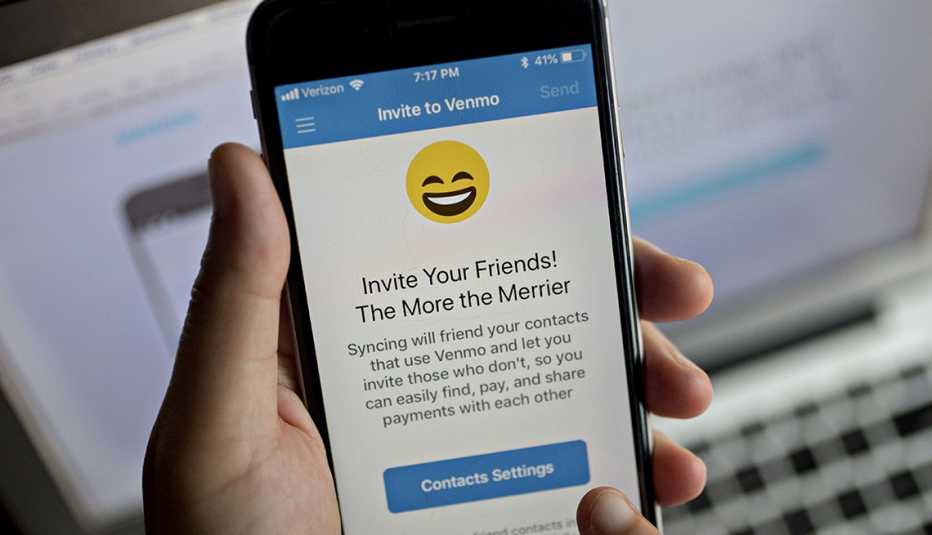 Pantalla de teléfono muestra un mensaje de la aplicación Venmo Pantalla de teléfono muestra un mensaje de la aplicación Venmo